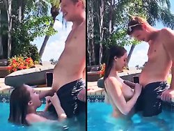 fellation, ivre - Une nana bourrée suce un pote dans la piscine