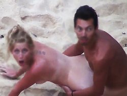levrette, exhibition - Cette daronne se fait surprendre en train de baiser sur la plage
