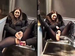 exhibition, femme fontaine - Elle se fait goder et éjacule dans un abris bus