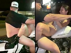 exhibition, bonasse - Elle se fait baiser sur une moto