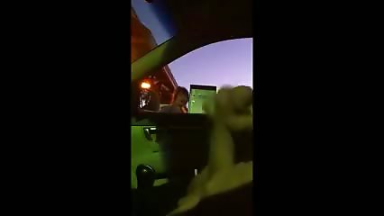 Un pervers se branle devant une femme mature intriguée->