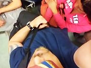 pervers - Une mexicaine touche la bite d'un pervers dans le métro