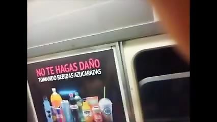Une mexicaine touche la bite d'un pervers dans le métro 