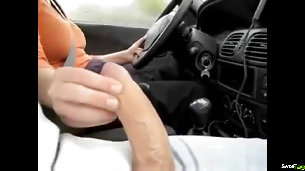 Elle me touche la bite pendant qu'elle conduit