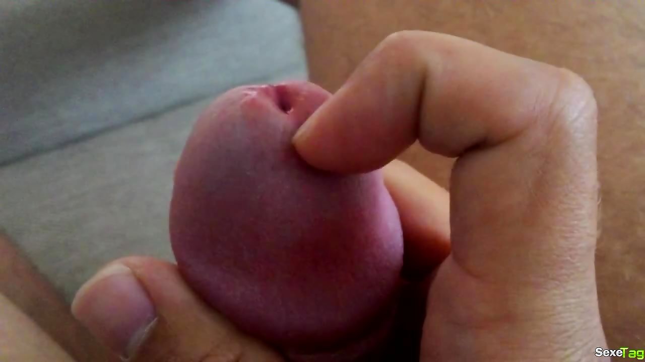 Elle joue avec la bite de son copain (teen)