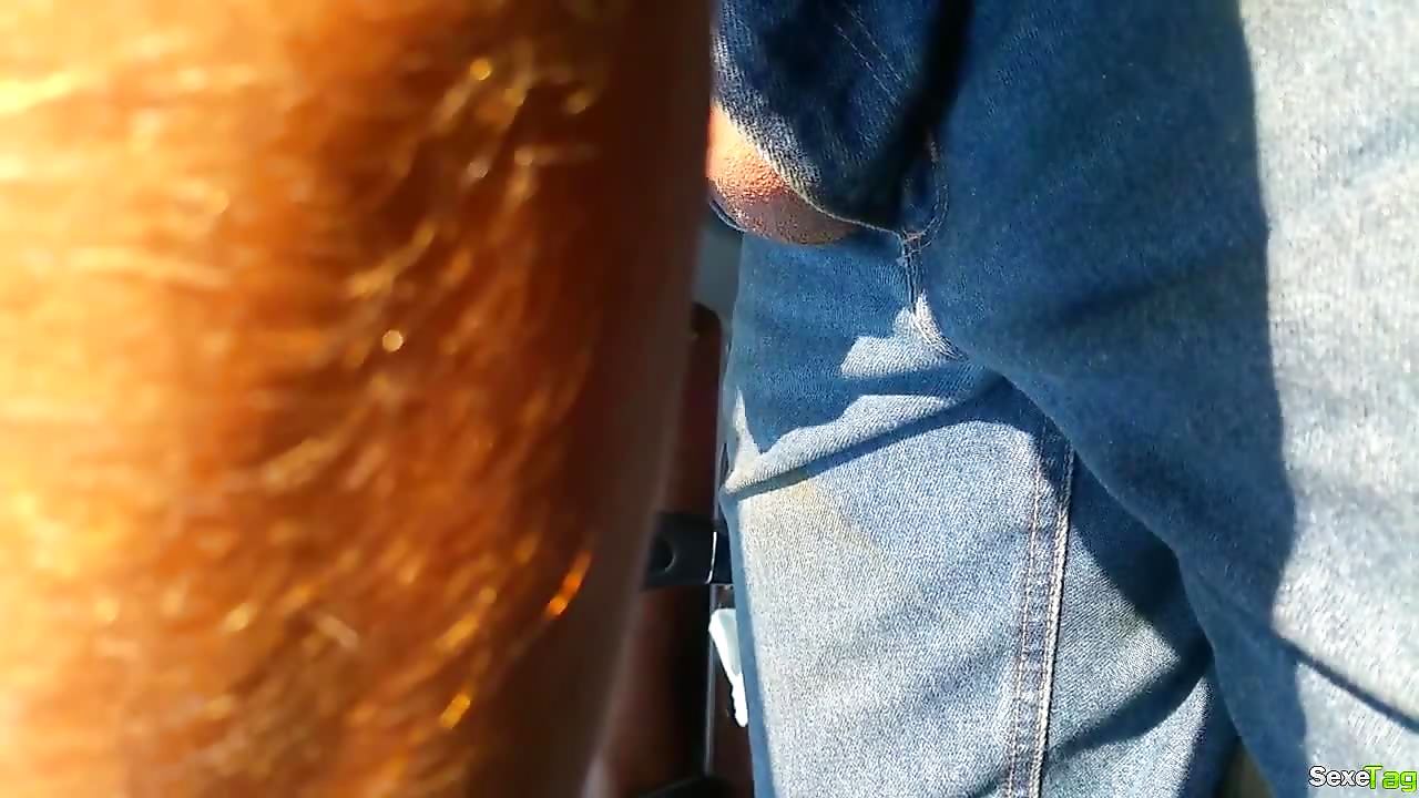Il accoste une pute et se fait sucer la queue dans la voiture 