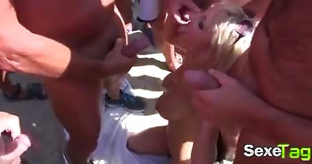 Une salope au Cap d'Agde qui suce des bites à la chaine (française)