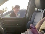 pervers - Elle regarde un pervers se branler dans sa voiture