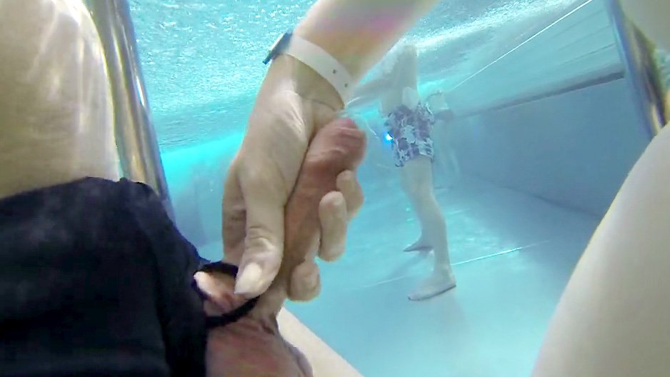 Elle lui branle sa queue dans la piscine