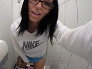 masturbation - Elle à 40 ans et aime se masturber dans les toilettes