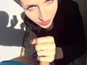 blonde - Une jolie blonde le suce dans un lieux public