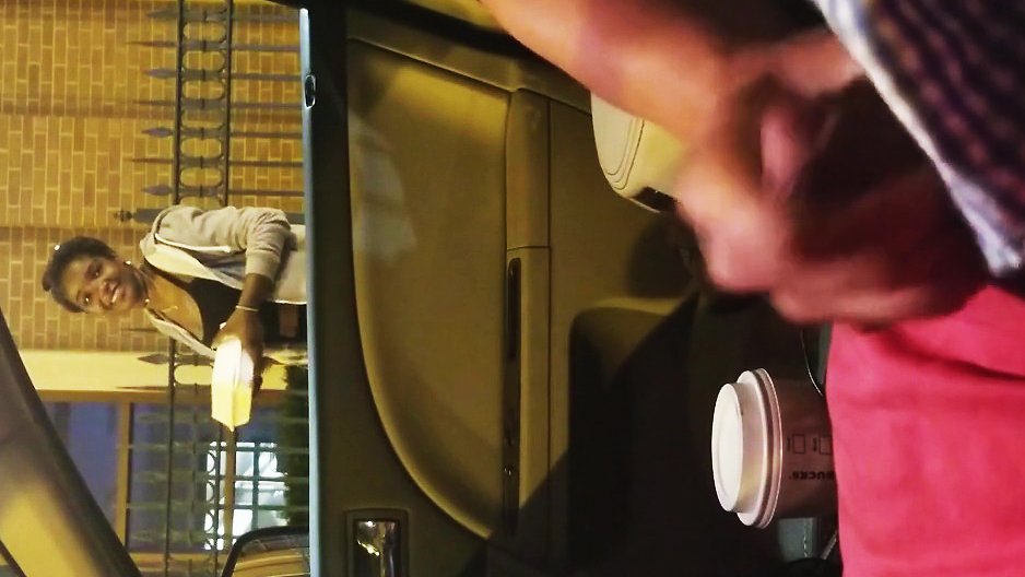 Elle est agréablement surprise en voyant un pervers se branler->
