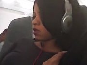 black - Il masturbe discrètement sa copine dans l'avion