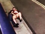ivre - Une nana bourrée se fait doigter en pleine rue sur un trottoir