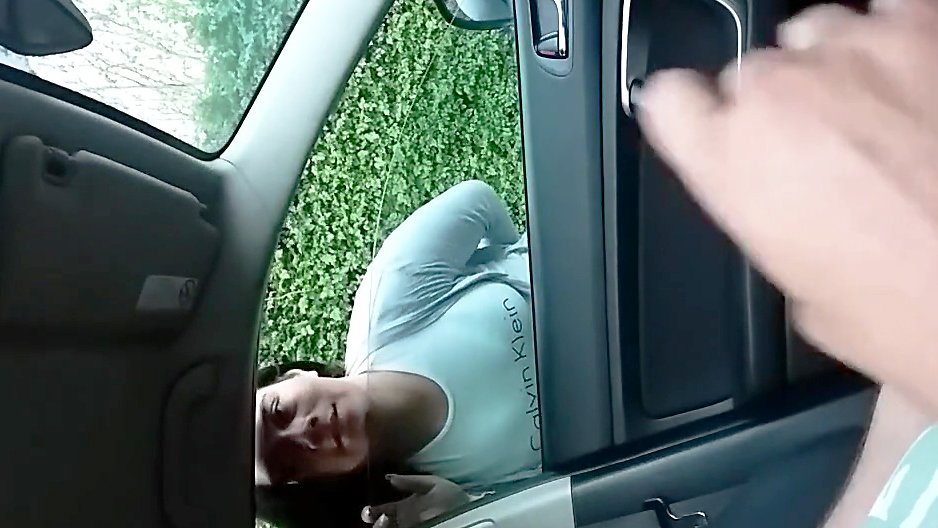 Elle voit un mec entrain de se branler, puis elle grimpe dans sa voiture 