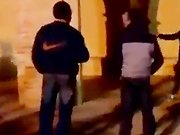 ivre - Une vieille chaudasse bourrée dans la rue