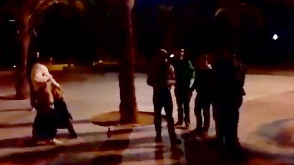 Une vieille chaudasse bourrée dans la rue (ivre)