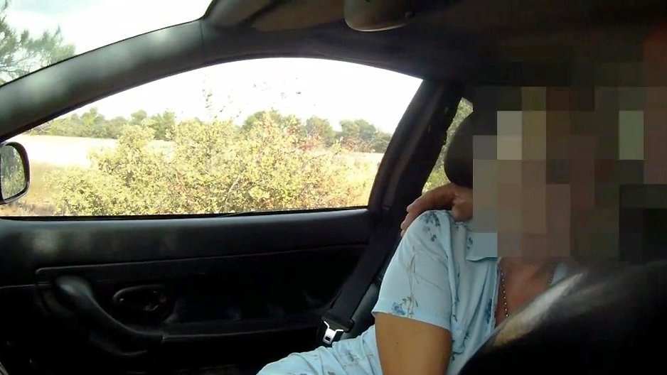 Je caresse ma femme dans la voiture et un voyeur arrive pour la mater 