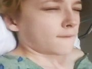 masturbation - Elle se masturbe dans sa chambre d’hôpital