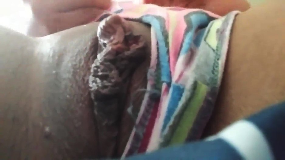 Elle filme sa chatte de très près (masturbation)