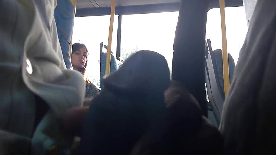 Un pervers sort sa queue et se branle dans un bus 
