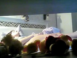 masturbation - Un mec cache une caméra et filme sa nana entrain de se masturber