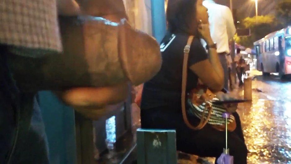 Il exhibe sa bite dans un arrêt de bus