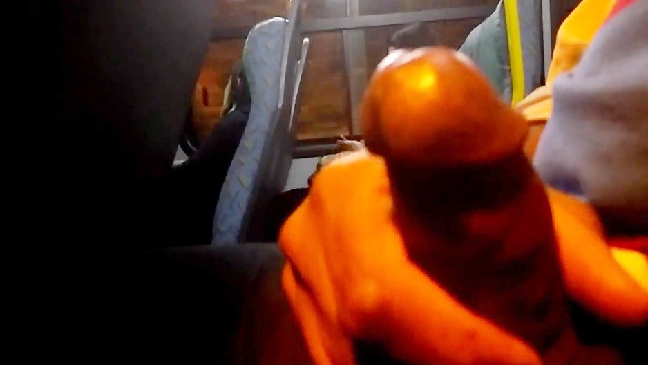 Un pervers sort sa bite dans le bus->