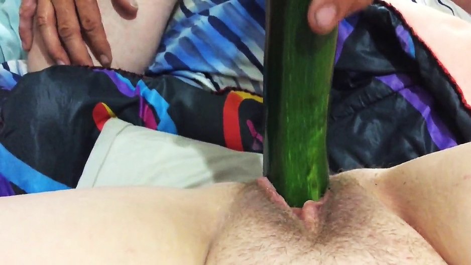 Il la gode avec une courgette