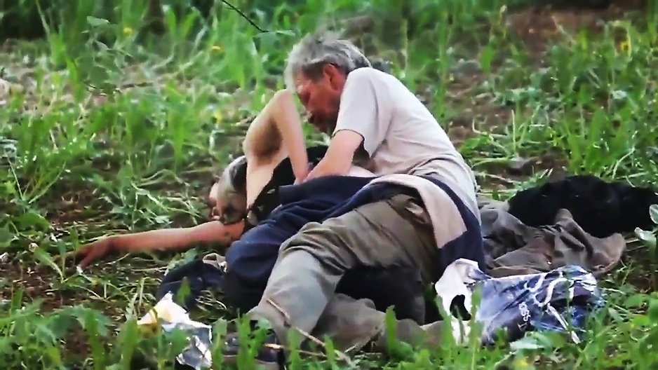 Un couple de sans abris entrain de baiser