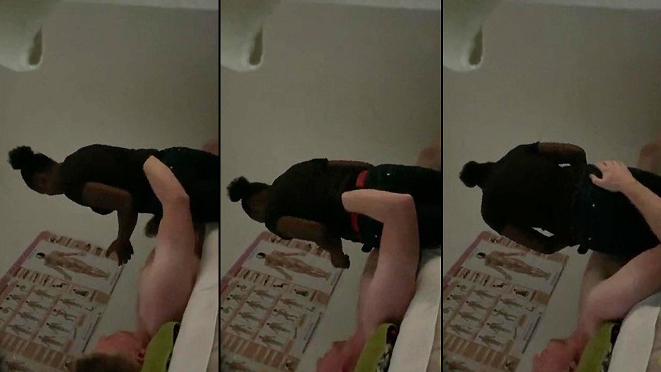 Une masseuse africaine offre une finition manuelle à son client
