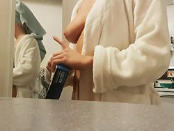 voyeur - Un voyeur réussit à filmer sa salope dans la salle de bain