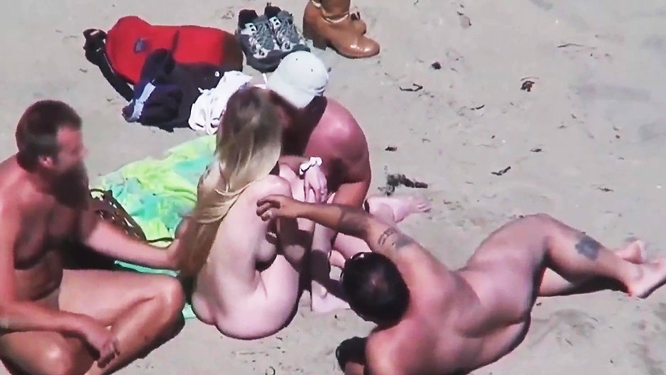 Ma chienne de femme sur une plage libertine 