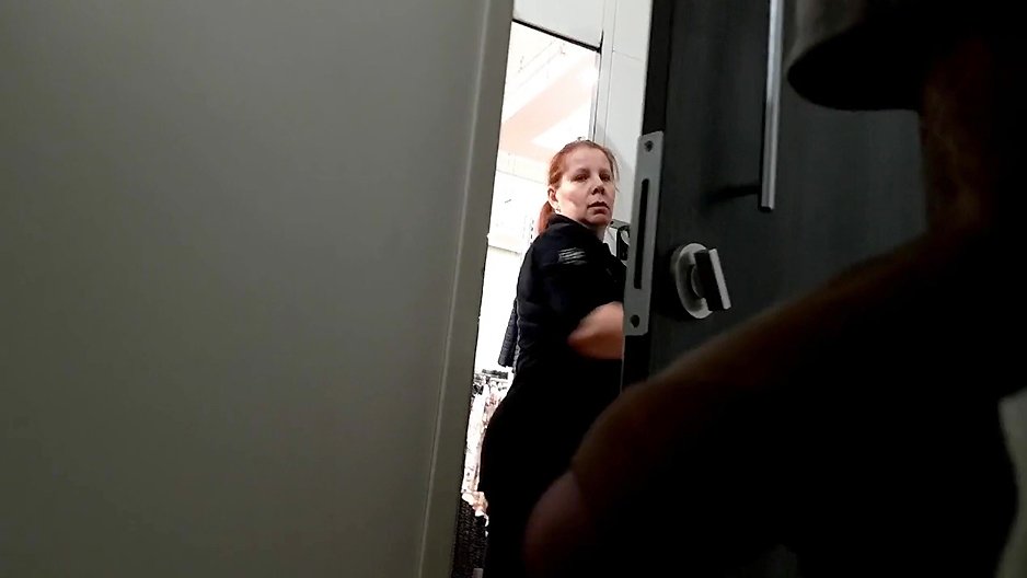 Un pervers se change dans une cabine d'essayage-> 