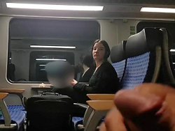 pervers - Une nana regarde un mec se branler dans le train