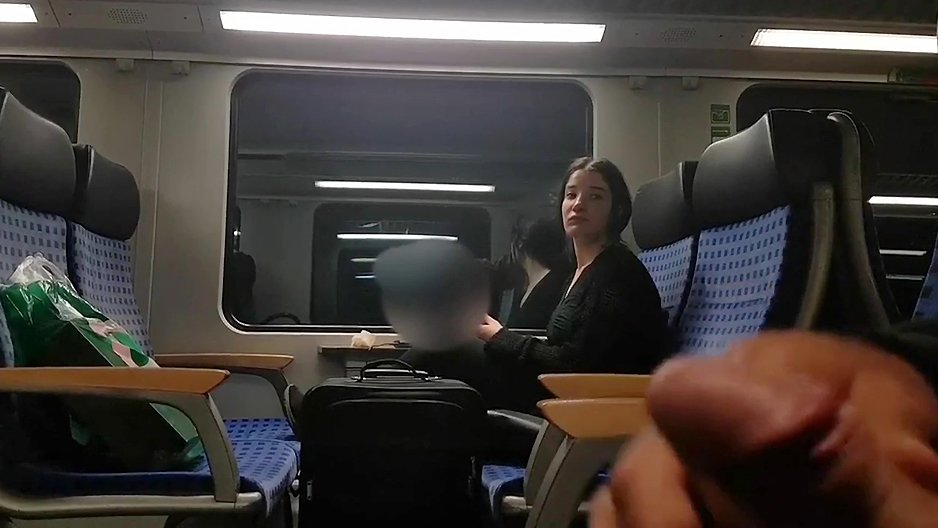 Une nana regarde un mec se branler dans le train