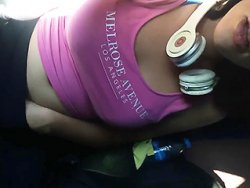 masturbation - Elle se masturbe dans un bus