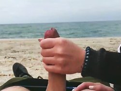 bonasse - Une jolie salope se fait prendre sur la plage