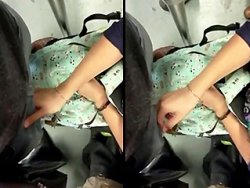 Salope - Une salope touche la queue d'un inconnu dans le bus
