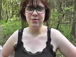Pipe - Elle lui suce la bite durant une promenade en forêt