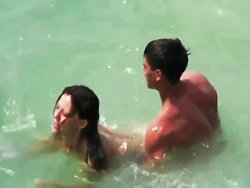 voyeur - Un couple en train de baiser dans la mer