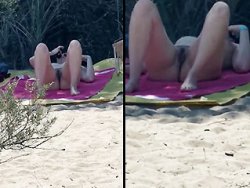 Femme nudiste se masturbe la chatte sur la plage