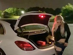 blonde, Salope - Elle se fait baiser la chatte sur un parking