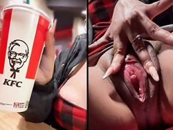 gode, exhibition - Une salope se gode la chatte dans un KFC