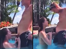 fellation, grosse bite - Elle suce une grosse bite à la piscine