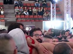 Salope - Une nana se jette dans la foule et se fait tripoter